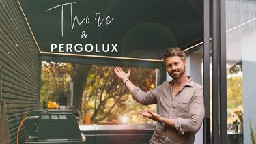 Person präsentiert eine Pergolux Pergola im Garten – Vorschaubild eines Kunden-Testimonials mit der Aufschrift ‚Thore & Pergolux