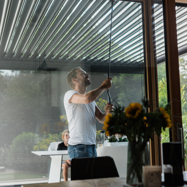 Pergolux Pergola mit manuell verstellbarem Lamellendach – einfache Bedienung und moderner Outdoor-Bereich.