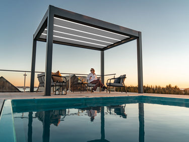 PERGOLUX Skydance S2 Anthrazit Pergola mit weißem Lamellendach 3x3m Freistehend am Pool