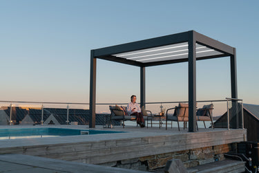 PERGOLUX Skydance S2 Pergola PERGOLUX Anthrazit Pergola mit weißem Lamellendach 4x4m Freistehend am Pool