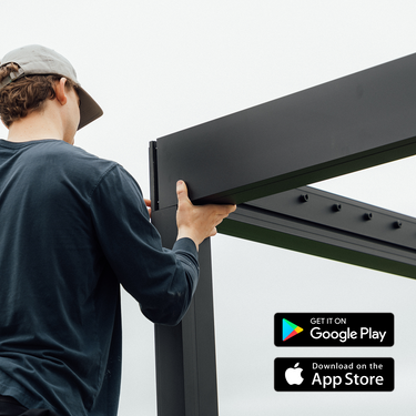 Person montiert eine Pergolux Pergola mithilfe der Aufbau-App. Verfügbar im Google Play Store und Apple App Store.