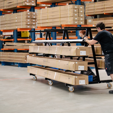 Pergolux Logistikzentrum – sorgfältig verpackte Pergola-Teile für schnellen und sicheren Versand.