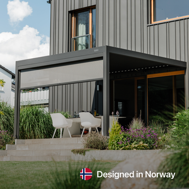 Moderne Pergolux Pergola mit integriertem Screen-Rollo an einem Wohnhaus mit Garten. Designed in Norway.