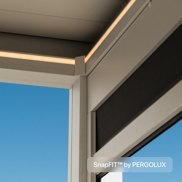 Detailaufnahme der Pergolux Pergola mit montiertem Screen-Rollo, befestigt mit dem SnapFIT™-System.