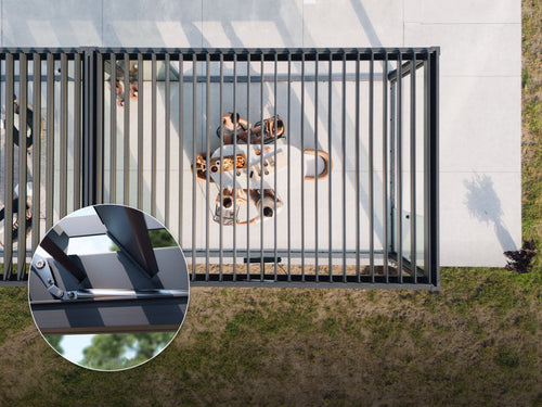Pergolux Pergola aus der Vogelperspektive mit Personen am Tisch. Eingeblendetes Detail zeigt die Lamellenmechanik.