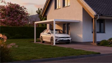 Pergolux Carport wandmontiert an Einfamilienhaus in weiß – modernes Design und Wetterschutz.