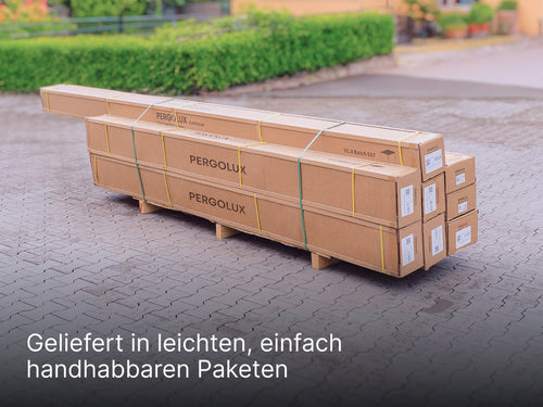 Pergolux Pergola verpackt in mehreren Kartons auf Palette. Text im Bild: ‚Geliefert in leichten, einfach handhabbaren Paketen.‘