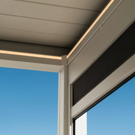 SnapFIT™-System der Pergolux Pergola mit integrierter LED-Beleuchtung.