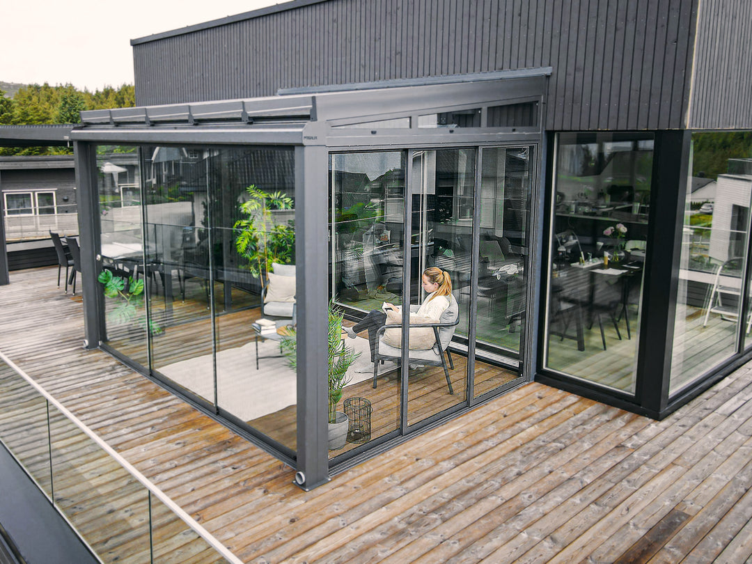 PERGOLUX Glaswände S1  PERGOLUX Schiebeglas mit Rahmen für die Kurbelseite der PERGOLUX Pergola Anthrazit 3m