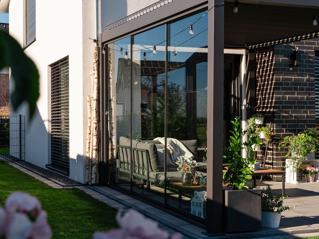 PERGOLUX Glaswände S1  PERGOLUX Schiebeglas ohne Rahmen für die Kurbelseite der PERGOLUX Pergola Anthrazit 4m
