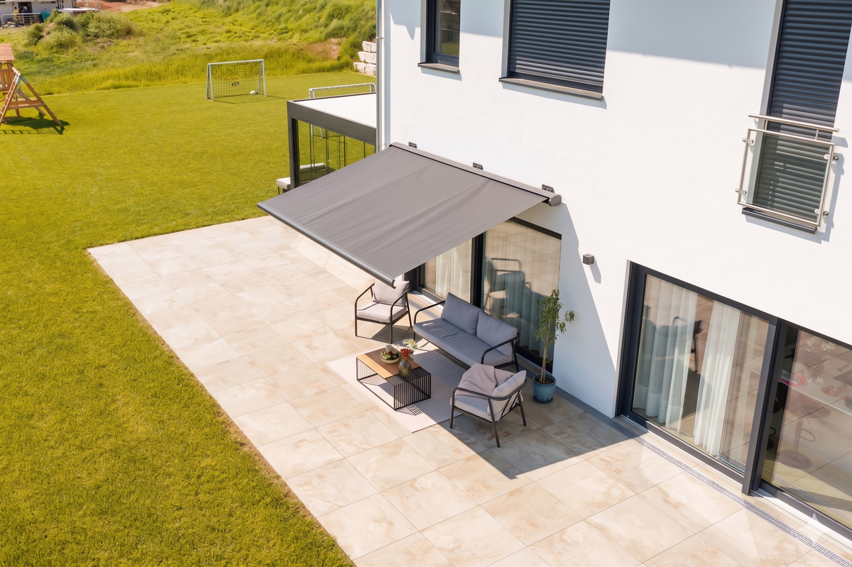Kühle Terrasse unter der PERGOLUX Markise – auch an heißen Sommertagen