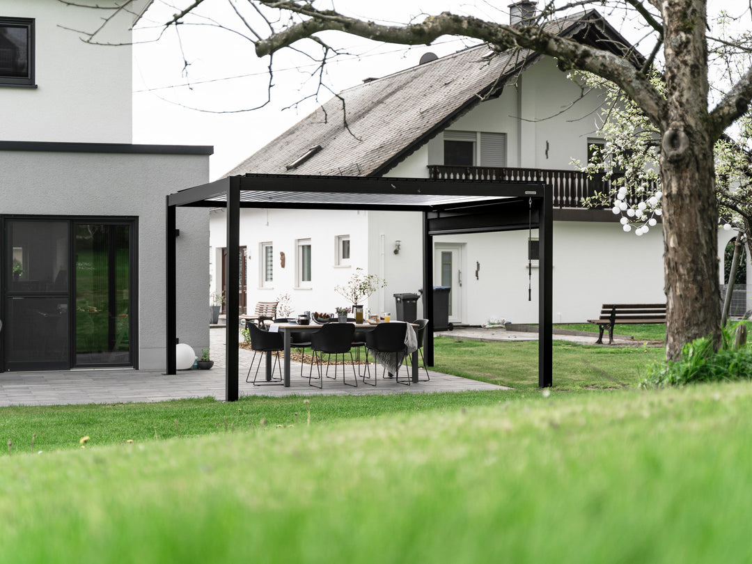 #farbe_schwarze-pergola-mit-wei-em-lamellendach