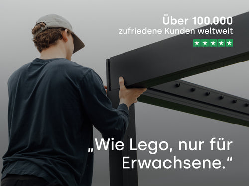 Person montiert eine Pergolux Pergola. Text im Bild: ‚Über 100.000 zufriedene Kunden weltweit – Wie Lego, nur für Erwachsene.‘