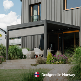 Moderne Pergolux Pergola mit integriertem Screen-Rollo an einem Wohnhaus mit Garten. Designed in Norway.