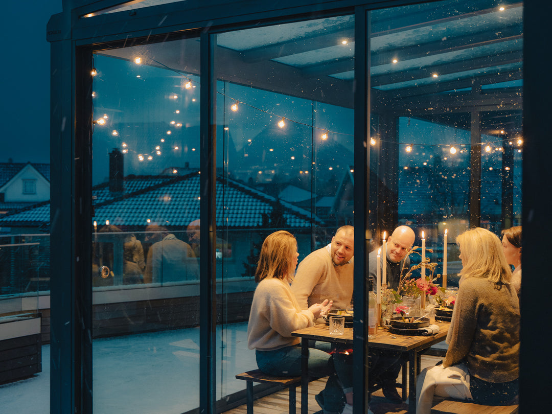 Pergolux Crystal LED-Leuchte. Gemütlicher Besuch an einem Winterabend.